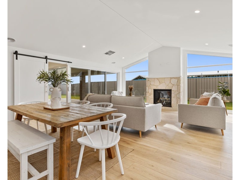 39 VALENCIA DRIVE, Gobbagombalin NSW 2650