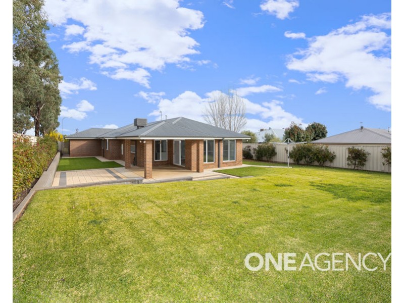 2 BARMEDMAN AVENUE, Gobbagombalin NSW 2650