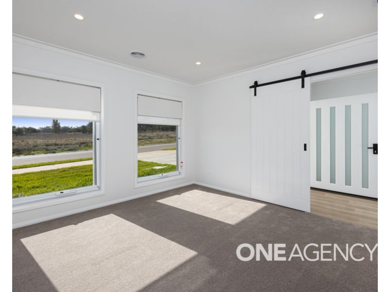 102 VALENCIA DRIVE, Gobbagombalin NSW 2650