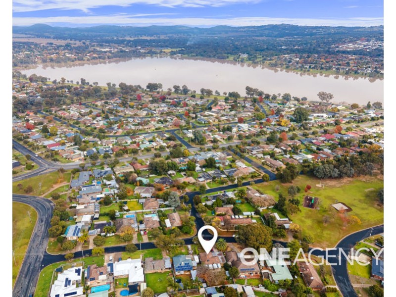 11 NANDINA AVENUE, Lake Albert NSW 2650