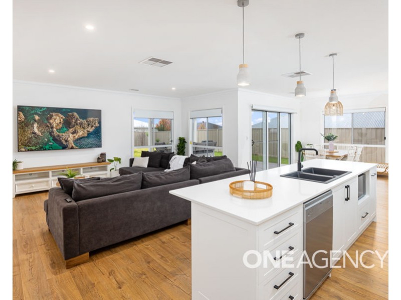 12 FLOREY STREET, Lloyd NSW 2650