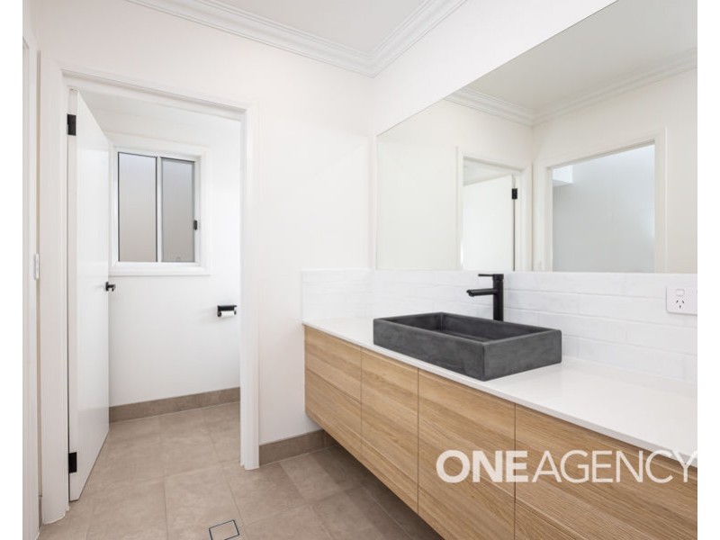 12 FLOREY STREET, Lloyd NSW 2650