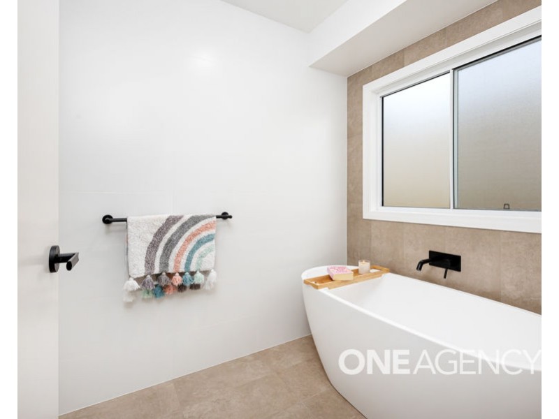 12 FLOREY STREET, Lloyd NSW 2650