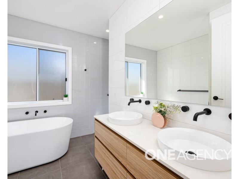 136 VALENCIA DRIVE, Gobbagombalin NSW 2650