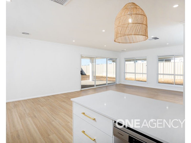 11 WYOMING AVENUE, Gobbagombalin NSW 2650