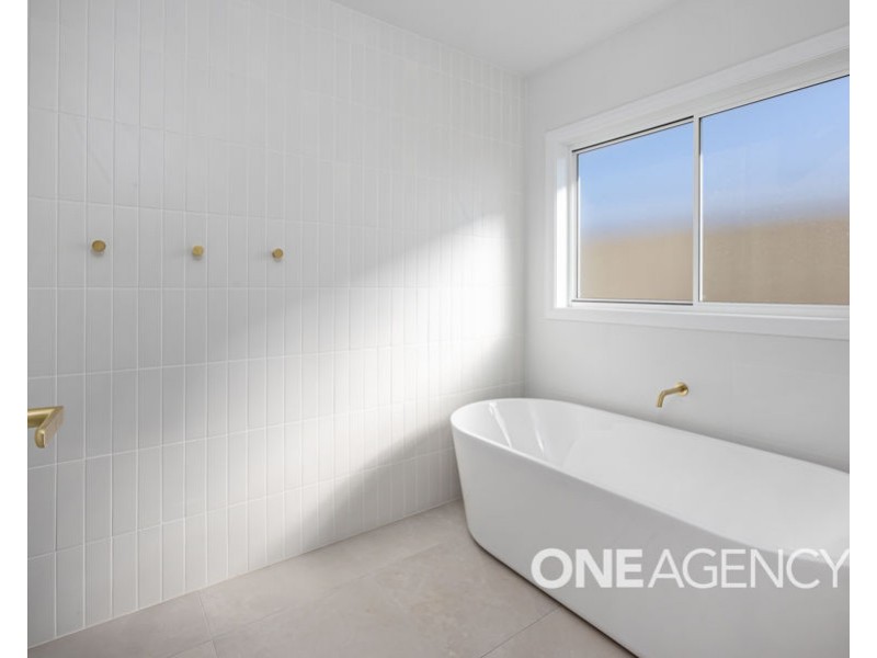 11 WYOMING AVENUE, Gobbagombalin NSW 2650