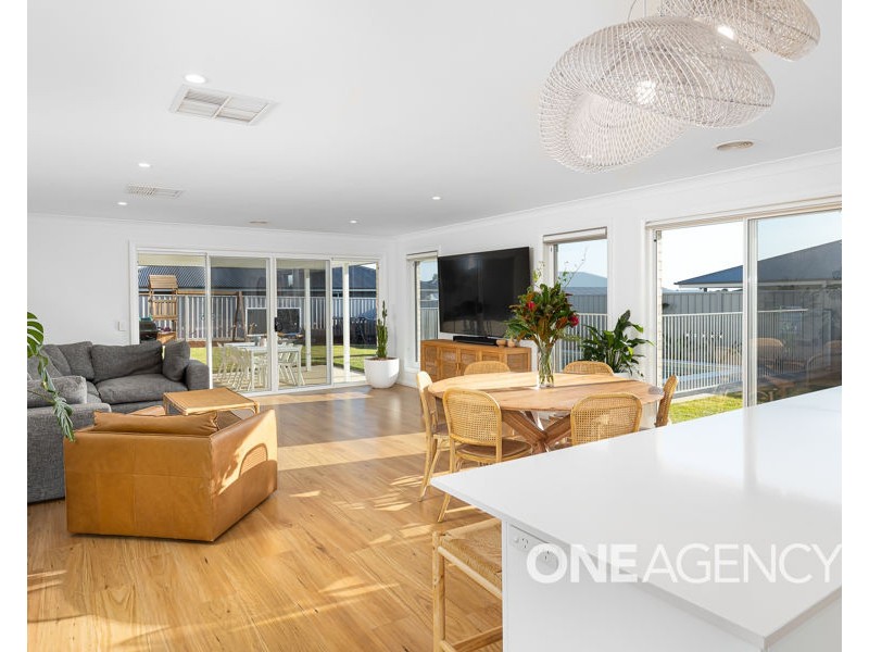 86 VALENCIA DRIVE, Gobbagombalin NSW 2650