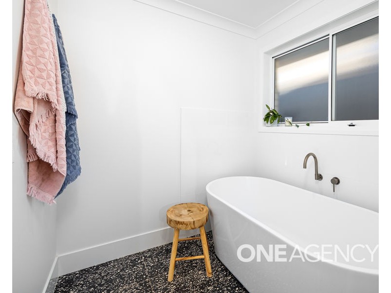 86 VALENCIA DRIVE, Gobbagombalin NSW 2650