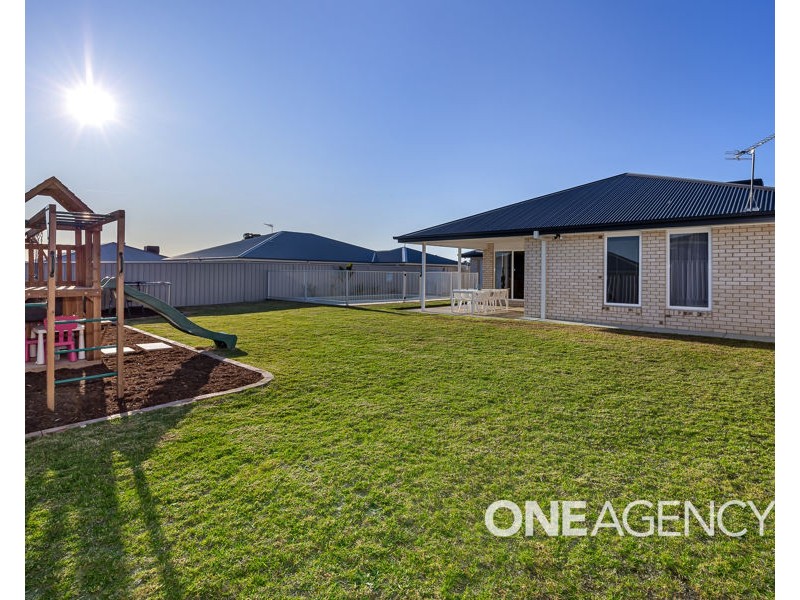 86 VALENCIA DRIVE, Gobbagombalin NSW 2650