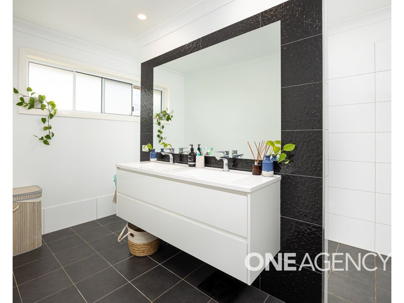 11 CHANG AVENUE, Lloyd NSW 2650