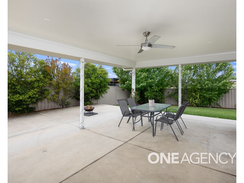 11 CHANG AVENUE, Lloyd NSW 2650