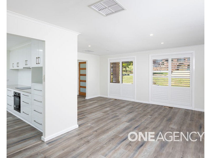 12 ROOSEVELT AVENUE, Tolland NSW 2650