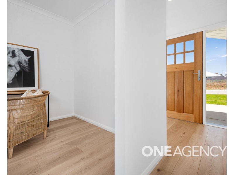 18 BONDI CRESCENT, Gobbagombalin NSW 2650