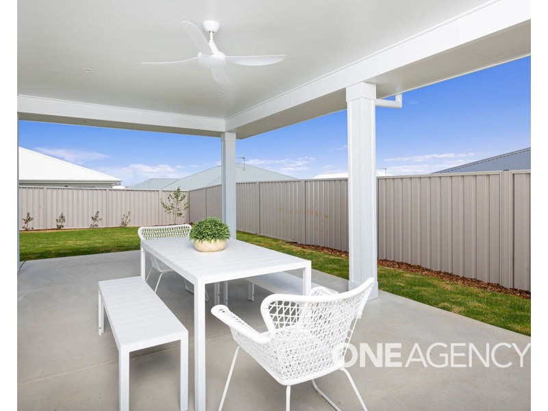 18 BONDI CRESCENT, Gobbagombalin NSW 2650