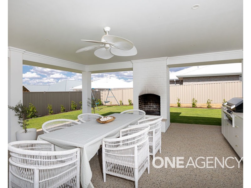 12 VALENCIA DRIVE, Gobbagombalin NSW 2650