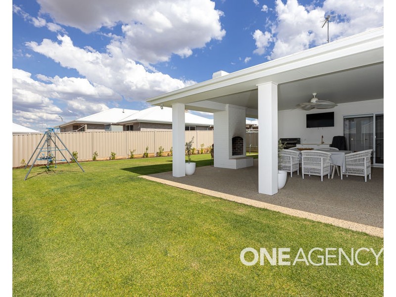 12 VALENCIA DRIVE, Gobbagombalin NSW 2650