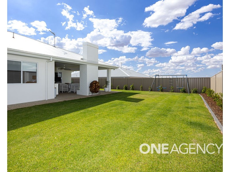12 VALENCIA DRIVE, Gobbagombalin NSW 2650