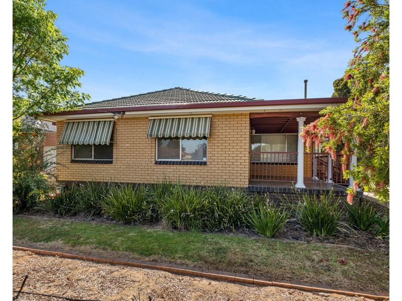 21 NIXON CRESCENT, Tolland NSW 2650