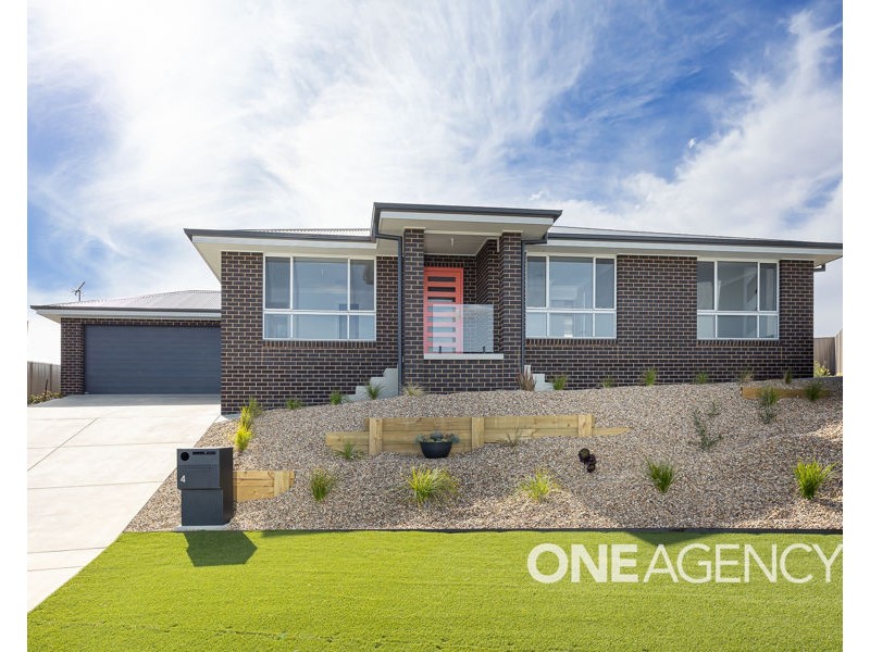 4 ASTLEY CLOSE, Lloyd NSW 2650