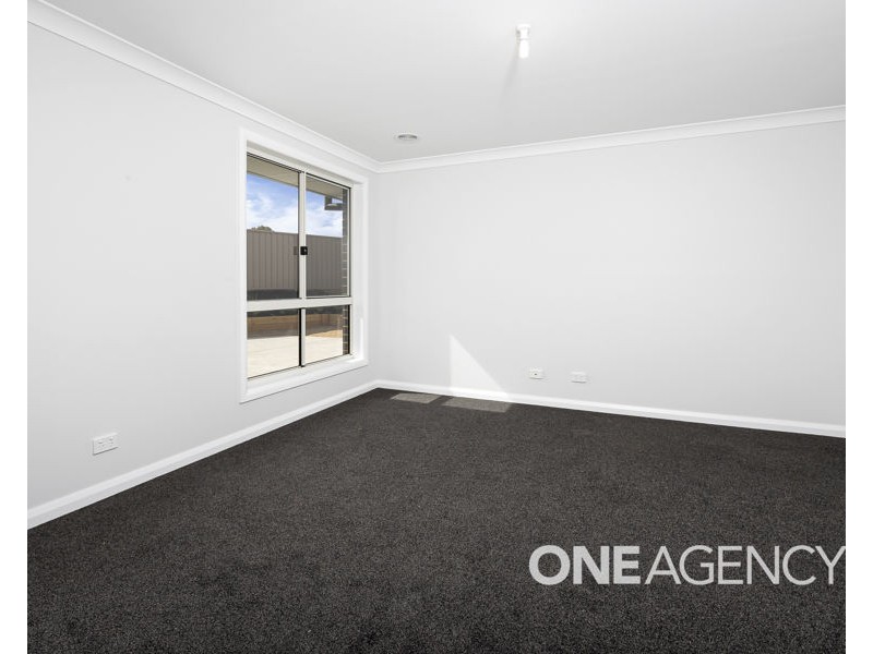 4 ASTLEY CLOSE, Lloyd NSW 2650