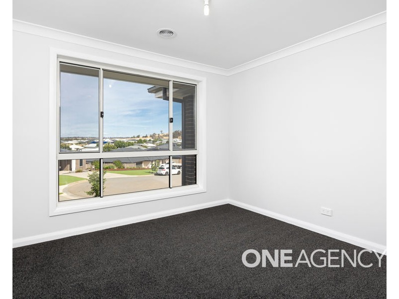 4 ASTLEY CLOSE, Lloyd NSW 2650