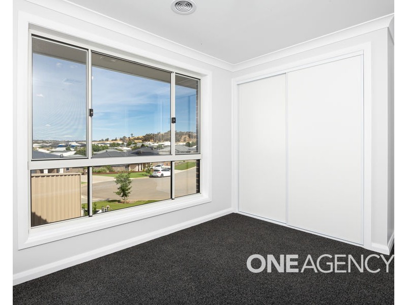 4 ASTLEY CLOSE, Lloyd NSW 2650