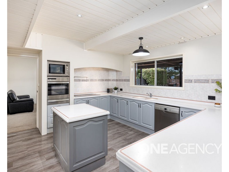 12 TAUPO DRIVE, Lake Albert NSW 2650