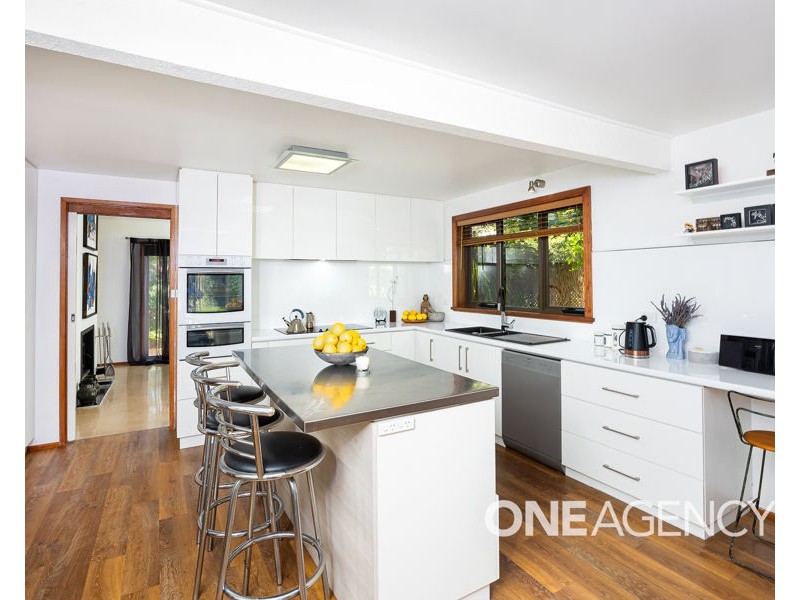 2 PAISLEY STREET, Lake Albert NSW 2650