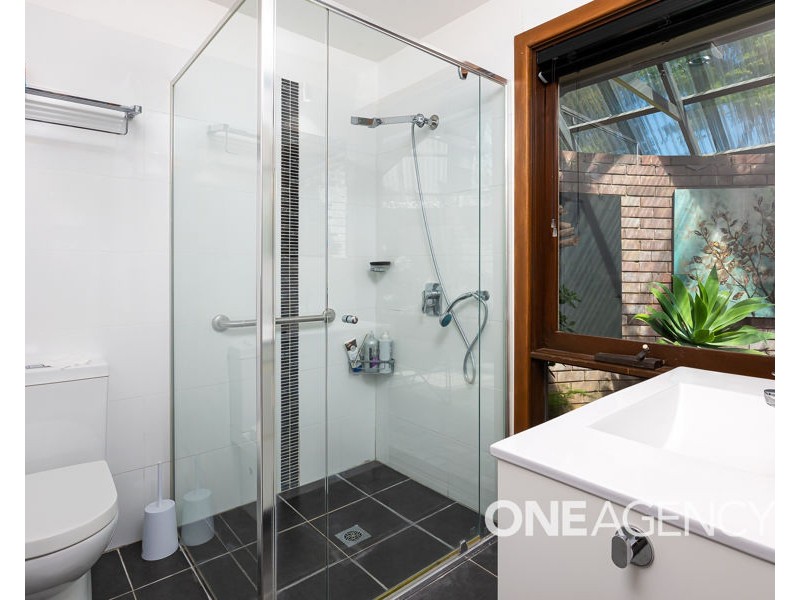 2 PAISLEY STREET, Lake Albert NSW 2650