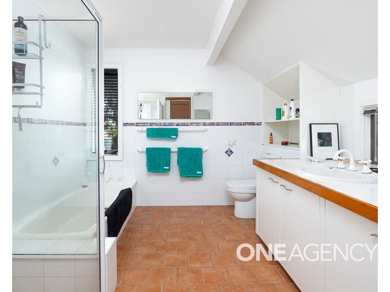 2 PAISLEY STREET, Lake Albert NSW 2650