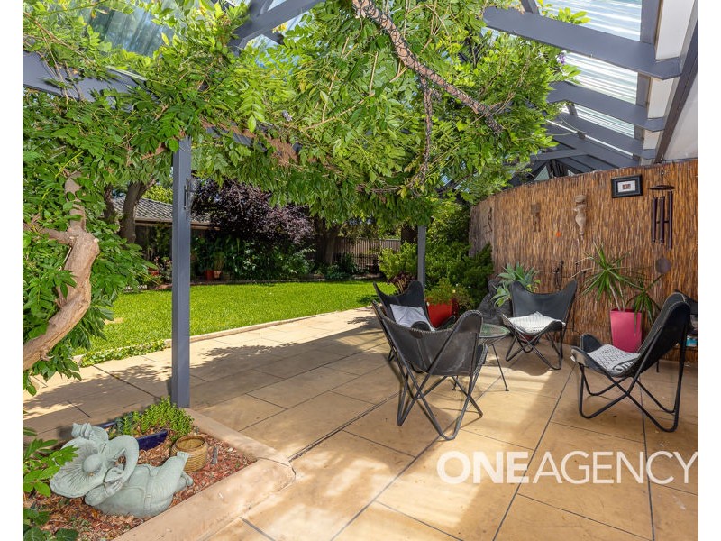 2 PAISLEY STREET, Lake Albert NSW 2650