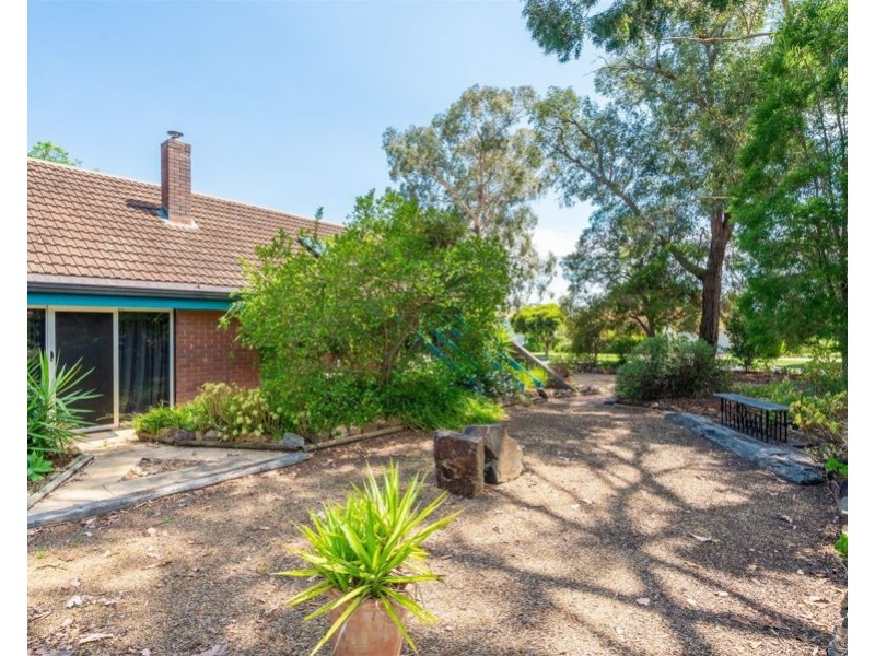 2 PAISLEY STREET, Lake Albert NSW 2650