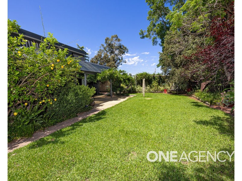 2 PAISLEY STREET, Lake Albert NSW 2650
