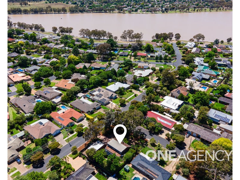 2 PAISLEY STREET, Lake Albert NSW 2650