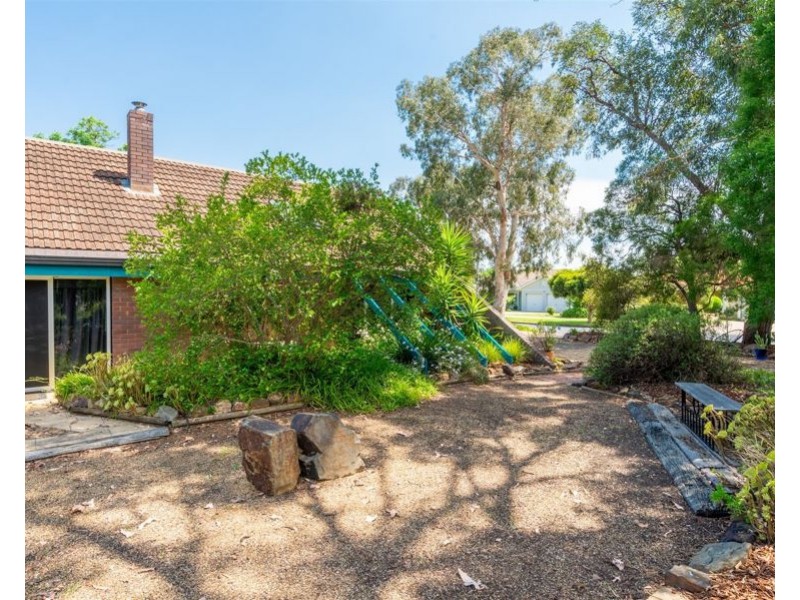 2 PAISLEY STREET, Lake Albert NSW 2650
