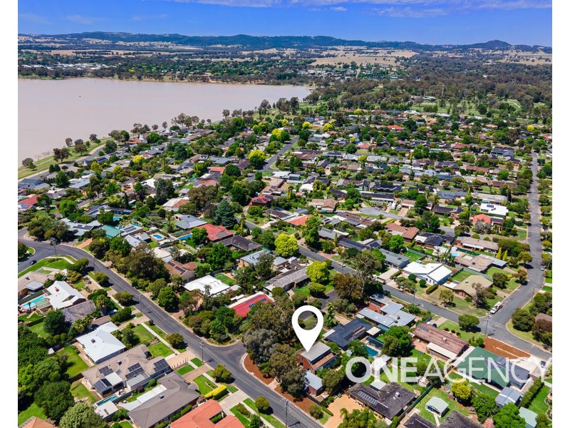 2 PAISLEY STREET, Lake Albert NSW 2650