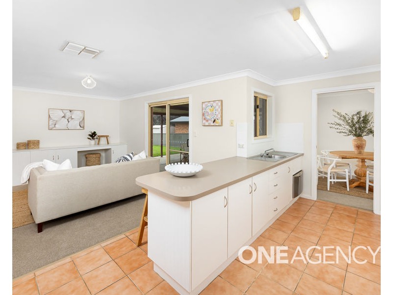 10 TRUSCOTT DRIVE, Ashmont NSW 2650