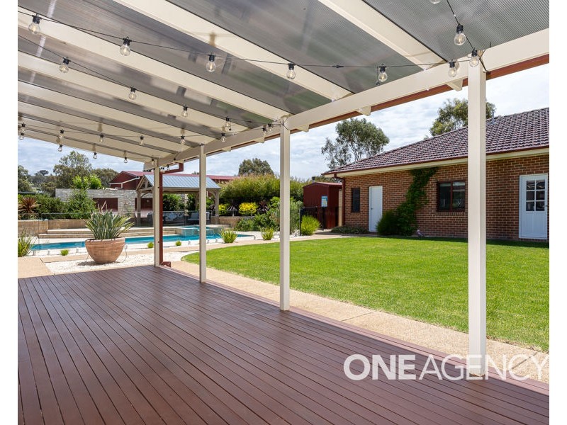 8 GLENOAK DRIVE, Springvale NSW 2650