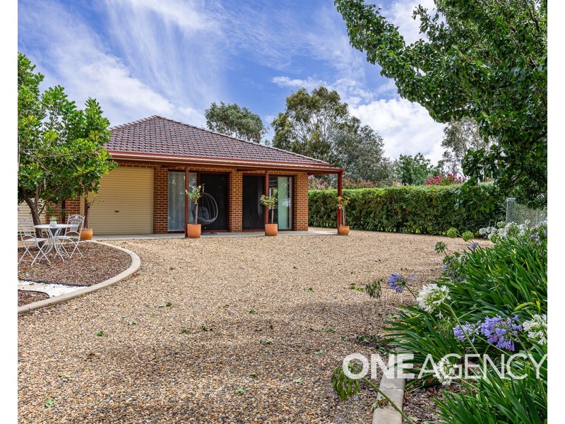 8 GLENOAK DRIVE, Springvale NSW 2650
