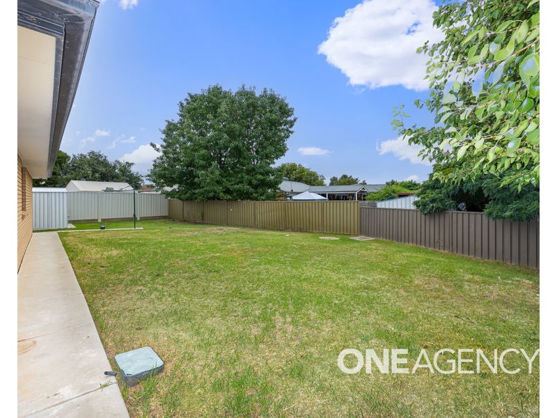 8 WALLA PLACE, Glenfield Park NSW 2650