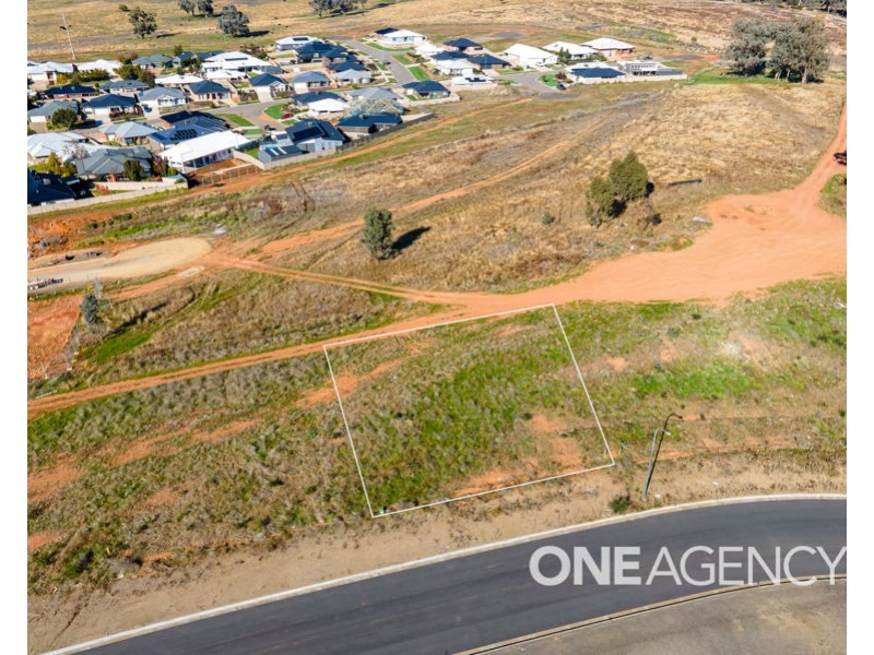 15 STRETTON WAY, Lloyd NSW 2650
