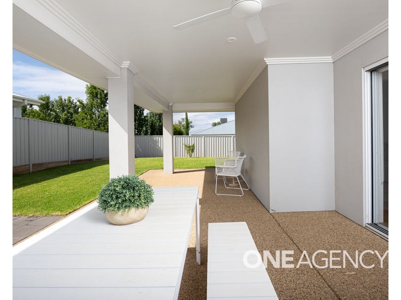 11 WIVEON STREET, Gobbagombalin NSW 2650
