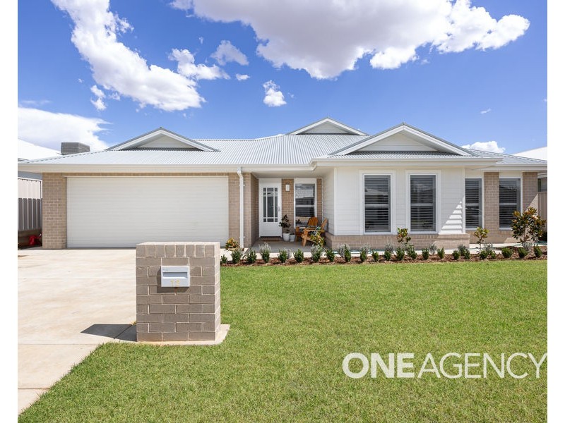 12 BONDI CRESCENT, Gobbagombalin NSW 2650