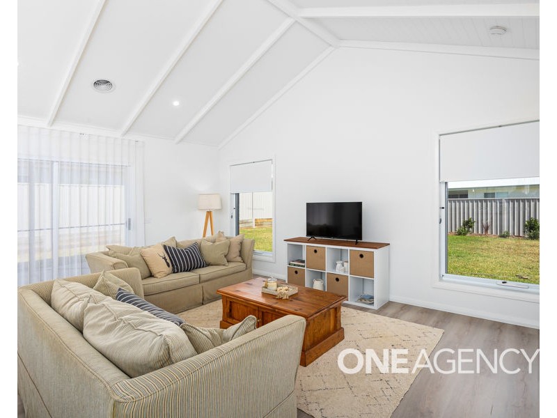 12 BONDI CRESCENT, Gobbagombalin NSW 2650