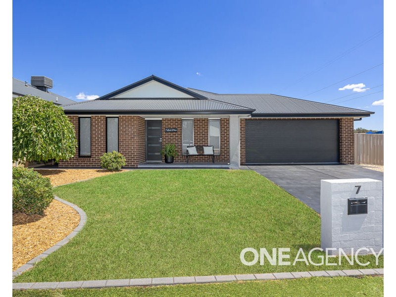 7 LOVELL PLACE, Lloyd NSW 2650