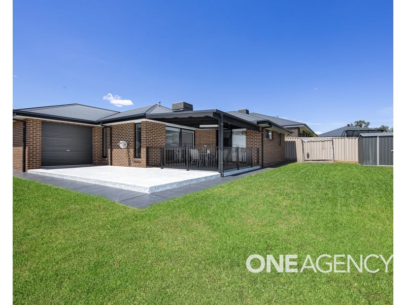 7 LOVELL PLACE, Lloyd NSW 2650