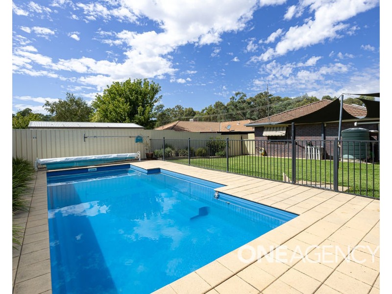 11 CRAFT STREET, Lake Albert NSW 2650