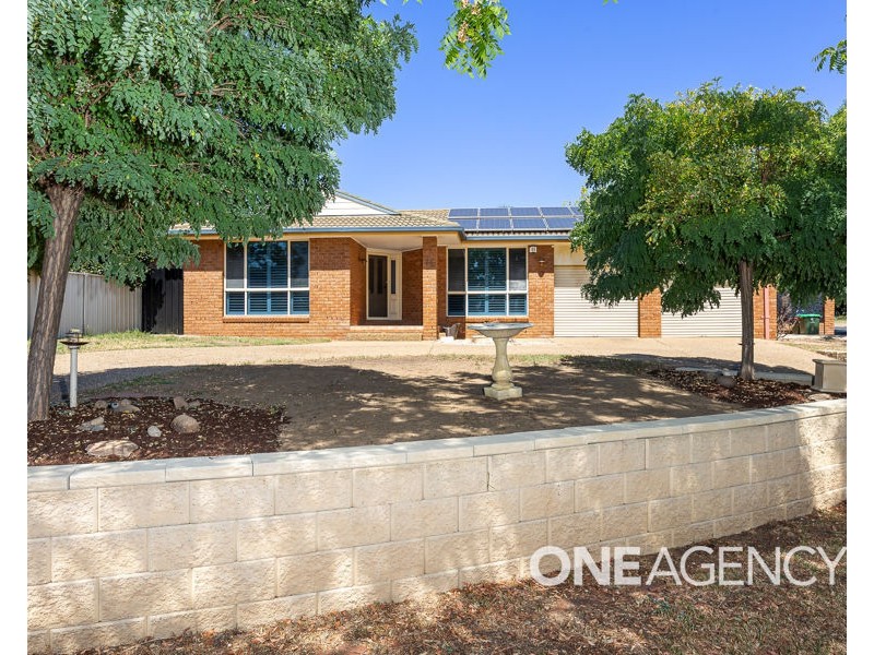 14 LAVENDER PLACE, Lake Albert NSW 2650