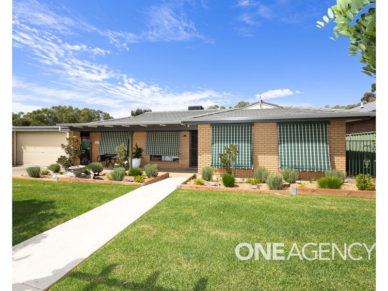 12 KAROOM DRIVE, Glenfield Park NSW 2650