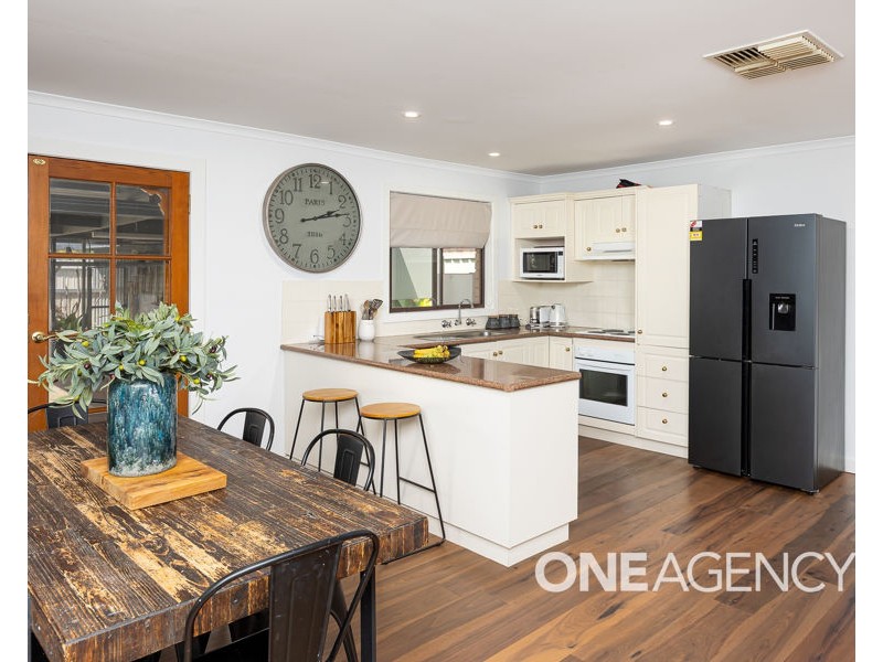 12 KAROOM DRIVE, Glenfield Park NSW 2650
